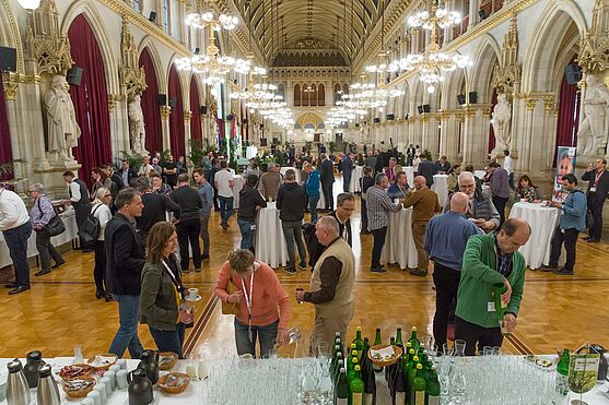 In der Vormittagspause erwartete die Teilnehmer/innen bereits eine erste kulinarische Stärkung.<br /> Festsaal im Rathaus. Viele Menschen und ein Pausenbuffet.