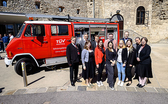 Gruppenfoto vor Feuerwehrauto.