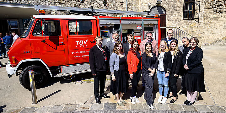 Gruppenfoto vor einem Feuerwehrauto.