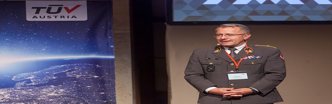 Im Anschluss erzählt Stefan Lampl vom Österreichischen Bundesheer über Qualitätsmanagement bei den Streitkräften. Sein Fokus gilt der Militärlogistik.
