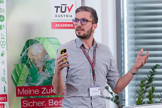 Christian Kozina-Voit, wissenschaftlicher Leiter am Institut für Nachhaltiges Wirtschaften: Mehr als Effizienz: Energiebedarf nachhaltig reduzieren.<br />