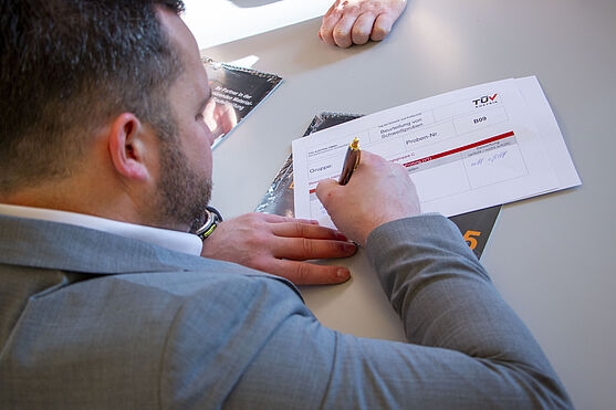 Mann füllt Formular aus.