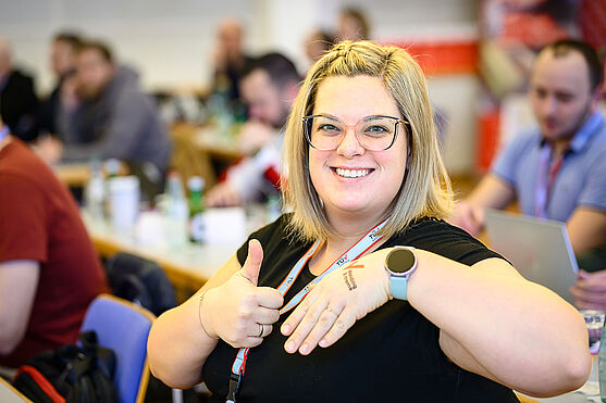 Sie hatten Freude an Welding X-treme? Wir auch! Lassen Sie uns doch wieder zusammenkommen - nächstes Jahr am 28.-29.01. beispielsweise. Da zieht der Tag der Schweiß- und Prüftechnik ins Schloss Rothschild nach Waidhofen an der Ybbs! <br /> Eine blonde Frau mit Brille hebt den Daumen der rechten Hand und zeigt gleichzeitig den Handrücken der linken Hand. Darauf ist ein Tattoo mit der Aufschrift Welding X-treme.