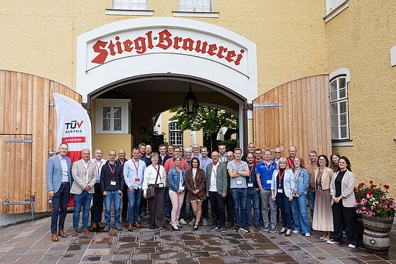 Das war der TÜV AUSTRIA Sicherheitstag in Salzburg!<br /> Gruppenfoto vor einem Tür, über dem der Schriftzug "Stiegl Brauerei" zu sehen ist.