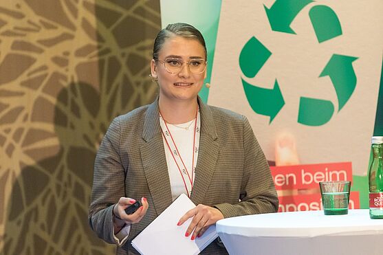Hannah Pollak (Junior Scientific Managerin ÖGUT) widmete ihren Vortrag den aktuellen Anforderungen an Nachhaltigkeitsmanager:innen<br />