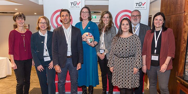 Gruppenfoto vom TÜV AUSTRIA Qualitätstag 2024 in Wien.