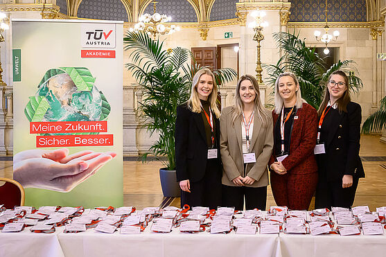 Vier freundlich lächelnde Damen