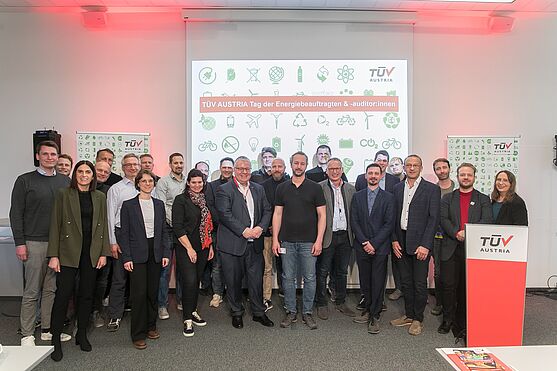 Das war der Tag der Energiebeauftragten und -auditor:innen!<br /> Gruppenfoto vor der Leinwand