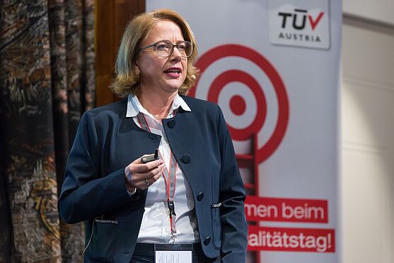 Elisabeth Pichler, TÜV AUSTRIA: Hinter den Kulissen der ISO 9001: Geschichte und neue Perspektiven<br /> Dame hält eine Präsentation.