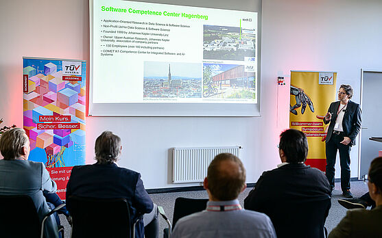 Mann hält eine Präsentation.