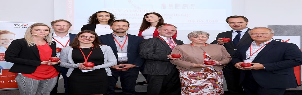 Das Expertenteam und das TÜV AUSTRIA-Team des Tages: Sabine Redlich, Jan Henjes, Elena Zand, Lisa Schweinberger, Henry Jäger, Verena Weinberger, Julian Drausinger, Johanna Froisner, Rob Bekkers, Andreas Müller