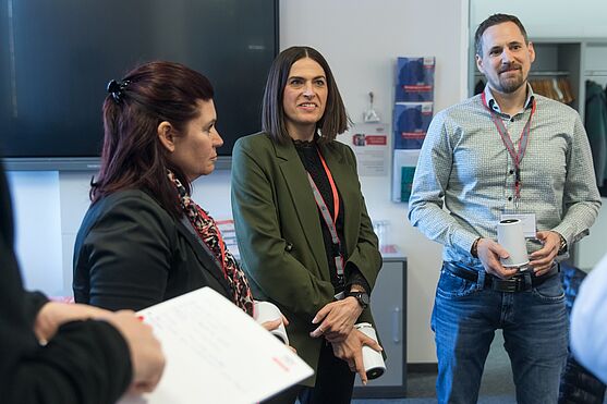 Interaktive Programmpunkte, animierten die Teilnehmer:innen zum Austausch.<br /> Zwei Damen und ein Herr in einer Diskussionsrunde.