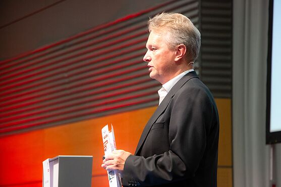 Ing. Tony Griebler in einer Doppelrolle: Er sprach über die Aufgaben der Arbeitsinspektion und später über den Arbeitsmedizinischen Fachdienst.<br />