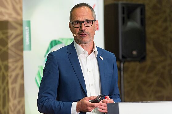 Nachhaltigkeit ausbilden, prüfen und zertifizieren - das war das Thema von Andreas Schnitzer von TÜV AUSTRIA<br /> Ein Mann in einem blauen Anzug sieht in die Kamera. Der Referent Andreas Schnitzer referiert über Prüfung und Zertifizierung von Nachhaltigkeit.