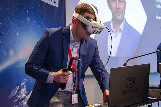 Natürlich war auch die passende Technologie vor Ort.<br /> Man mit VR Brille.