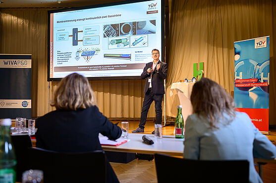 Michael Harasek (Technische Universität Wien) präsentierte Neuigkeiten betreffend Technologien für die Rückgewinnung und Aufbereitung von Wasserstoff.<br /> Mann hält Vortrag