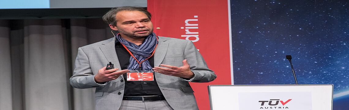 Oliver Scheibenbogen stellt die neuesten Studienergebnisse über Stress, Burnout und Covid-bedingten Stress vor.