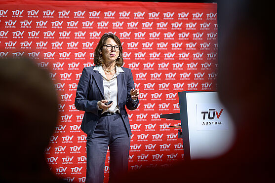 Mag. Elke Mitterer (Arbeits- und Notfallpsychologin) widmete ihre Präsentation dem Thema Unfallverhütung.<br /> Dame hält Vortrag
