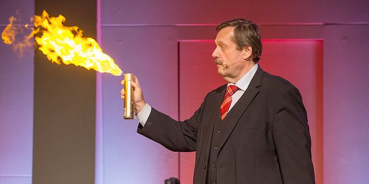 Physiker Werner Gruber entfacht ein Feuer mit einer Dose Haarspray.
