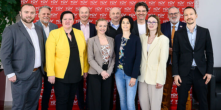 Gruppenfoto Team und Referent:innen.