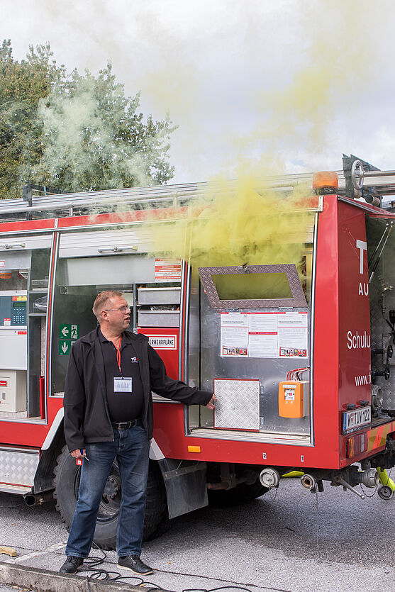 Feuerfeste Übung am Schulungsfahrzeug<br />