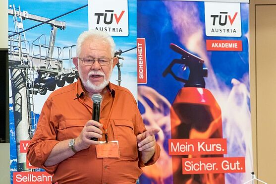 Ing. Leopold Ballek, Vortragender und Ausbildungsleiter Brandschutzkurse, TÜV AUSTRIA Akademie, fungierte als Co-Moderator.<br />