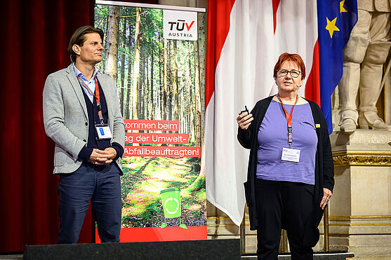 Herr und Dame halten Vortrag.