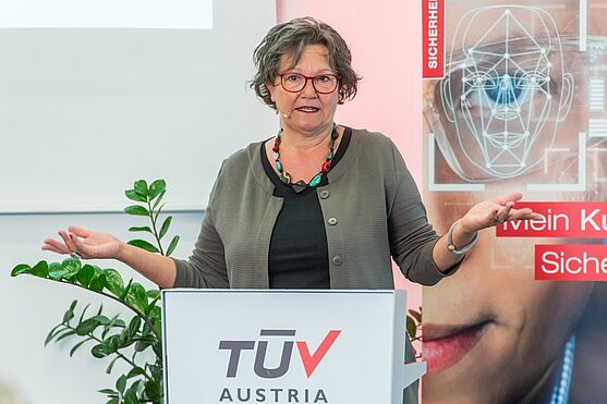 Gabriele Seidl-Pass, MSc., von CodersLab referierte über die Behebung des IT-Fachkräftemangel durch moderne Weiterbildungsmethoden.<br />