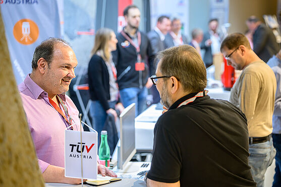 Zwei Männer sprechen miteinander.