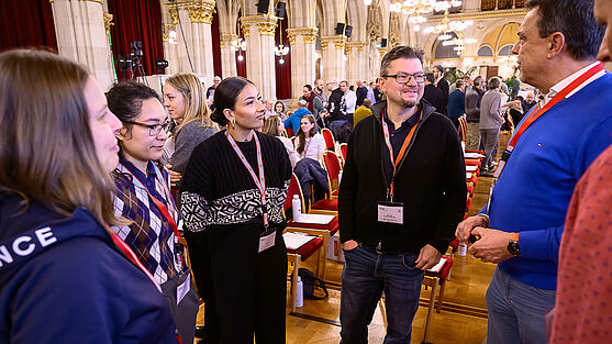 Vier Personen sprechen miteinander.