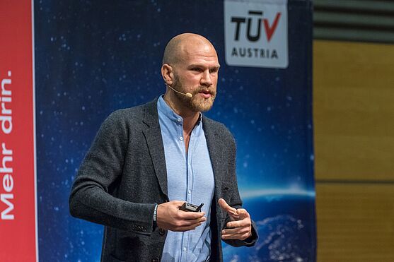 Alexander Ladich von TÜV AUSTRIA widmete sich den unbekannten Risiken wie Pandemien und Co. und gab im 2. Teil einen Überblick über den Normenfahrplan.<br />