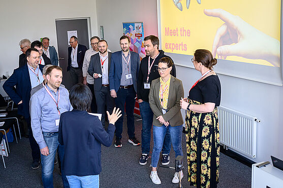 Teilnehmende werden in Gruppen eingeteilt.