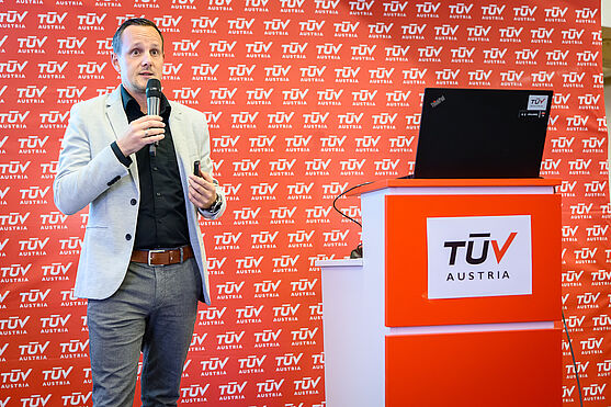 Markus Gruber (TÜV AUSTRIA) sprach über Anforderungen an Rettungswege und Zugänglichkeiten für Feuerwehren.<br /> Mann hält Vortrag