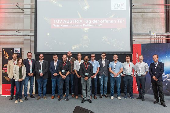 Ein erfolgreiches Event geht dem Ende zu. Die Vortragenden des Tages und Mitarbeiter des TÜV AUSTRIA auf einem gemeinsamen Gruppenfoto.<br />
