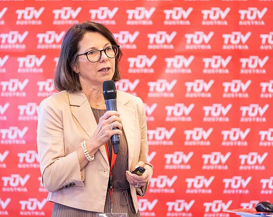 Mag. Elke Mitterer (Arbeits- und Notfallpsychologin) widmete ihren Vortrag dem Thema Unfallverhütung.<br /> Dame spricht in Handmikrofon und hält Präsenter in der linken Hand.