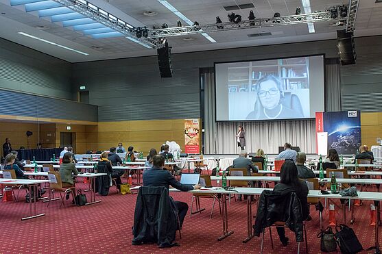 Ebenfalls live zugeschalten: Rita Gindlhuber von JCL Logistics Austria GmbH. Ihr Vortrag drehte sich um das Spannungsfeld von Subunternehmern, Kundenanforderungen und Legal Compliance.<br />