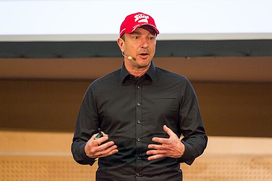 Richtig erraten: Alexander Pointner war auf dem ersten Bild zu sehen. Der erfolgreichste Skisprungtrainer der Welt referierte in seiner Keynote über Führung und Change Management, und was auch Brandschutzbeauftragte darüber wissen sollten.<br />