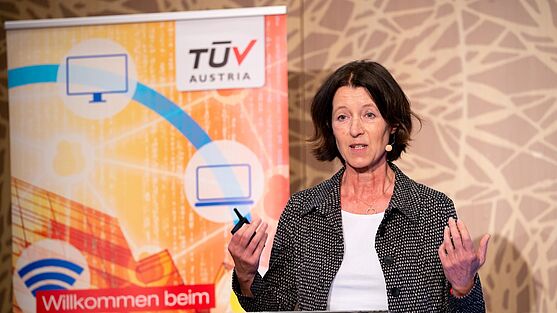 Den ersten Vortrag des Tages hielt Mag.a Elisabeth Reithofer zum Thema "Gebäude & Resilienz: Kriterien einer guten Synergie".<br />
