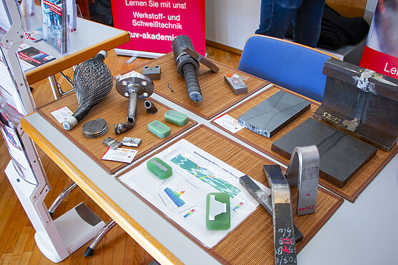 Diverse Ausstellungsstücke standen zur Begutachtung bereit.<br /> Ausstellungsstücke auf einem Tisch.