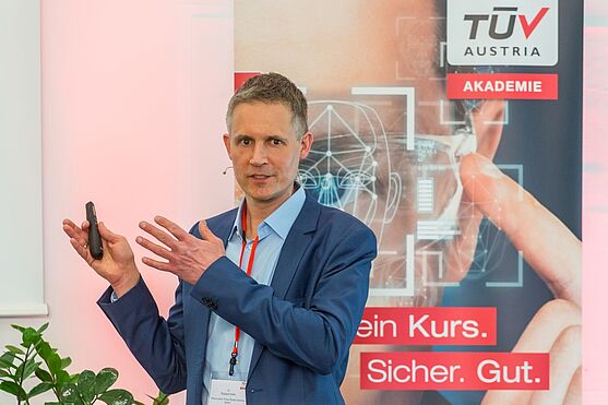 Dr. Roland Holm, Phenomatics, über Virtual Reality im Industrie-Einsatz.<br />