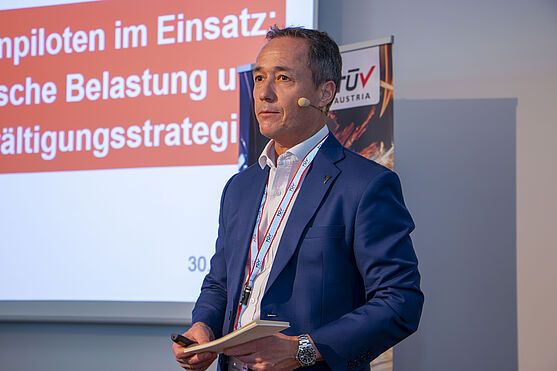 Diesen Spitznamen gab sich Eugen Pongratz in seiner Zeit als Kampfpilot bei der Austrian Air Force. Er informierte über die physische und psychische Belastung von Militär- und Linienpiloten.<br /> Herr mit Headset auf der Bühne.