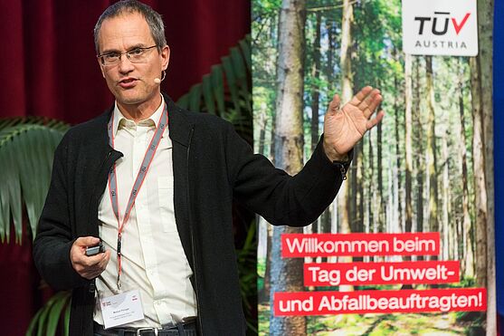 Reparatur – die Königsdisziplin der Kreislaufwirtschaft? Darüber sprach Markus Piringer, Reparaturnetzwerk Wien / DIE UMWELTBERATUNG.<br /> Man mit Hemd, Sakko und Brille auf der Bühne.