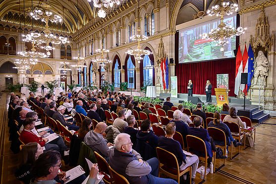 Zwei Damen sprechen auf der Bühne zum Publikum.