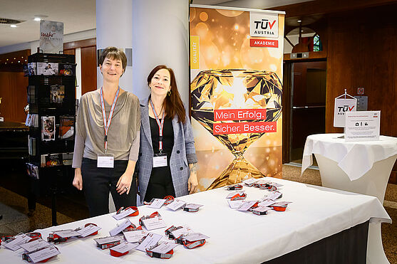 Zwei freundlich lächelnde Damen