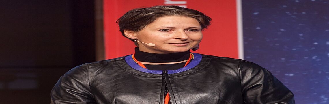 ...geht's zurück zu den Vorträgen: Ulrike Domany-Funtan von fit4internet will die digitalen Kompetenzen in Österreich steigern. Über die Herausforderungen berichtet sie nach der Pause.