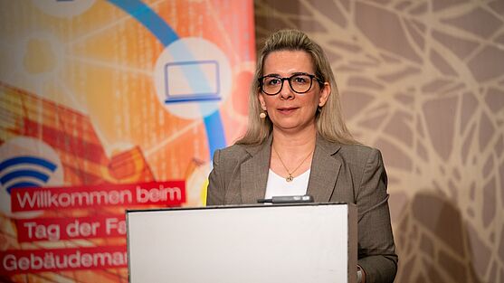 Nigar Coskuner begrüßte die Teilnehmer und moderierte den Tag.<br />