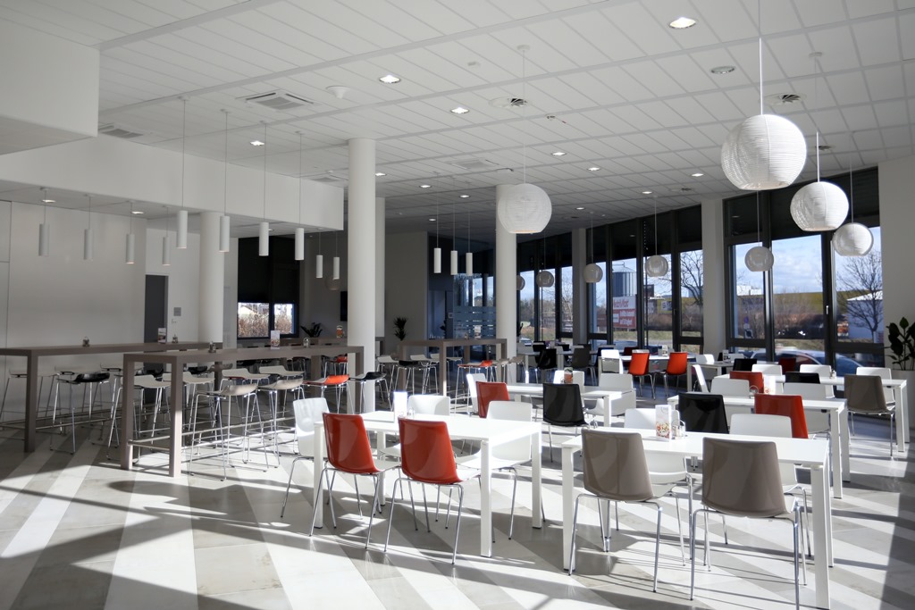 Ein helles, modernes Betriebsrestaurant mit Tischen und Stühlen